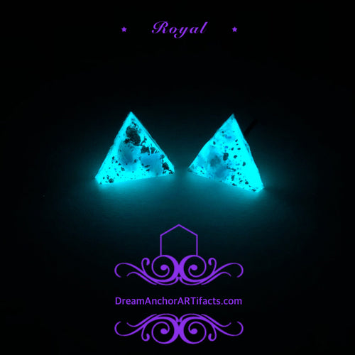 Royal triangle stud earrings