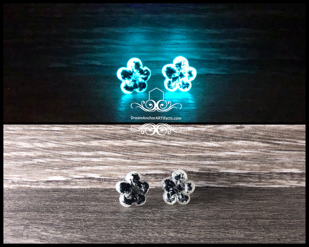 Onyx- tiny flower earrings